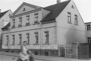 Mehrfamilienhaus : Blick zu einem Mehrfamilienhaus in Thekla