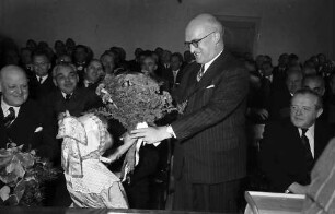Breisach: Regierungsbesuch zum Wiederaufbaufest in Breisach; Maidli überreicht Blumen an Gebhard Müller