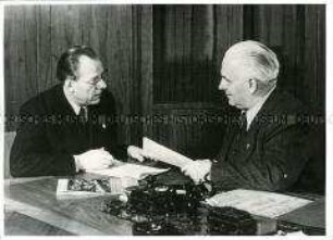 Wilhelm Pieck und Otto Grotewohl im ZK der SED