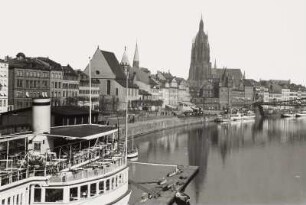 Frankfurt am Main, Stadtansicht : Frankfurt (Main). Blick von der Untermainbrücke auf Mainkai und Dom