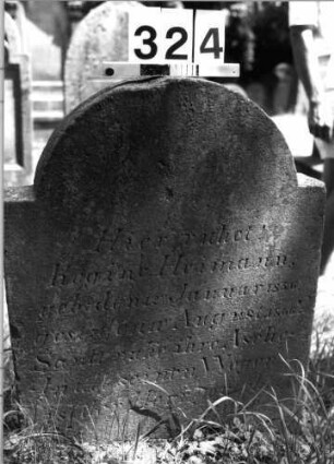 Grabstein 324 (Index: 100085203) Maße HxBxT: 70x70x11 cm Beschreibung: Stele, eingezogener Rundbogenabschluß: Grabstein 324