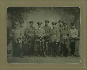 Offiziere (neun Personen) des Landsturmbataillons Ehingen in Uniform in Fotoatelier stehend