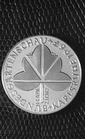 Prägung einer Medaille zur Bundesgartenschau 1967 durch die Staatliche Münze Karlsruhe.