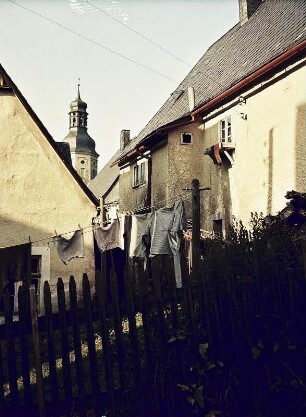 Geising. Hausgarten an der Hauptstraße, Blick zum Turm der Stadtkirche