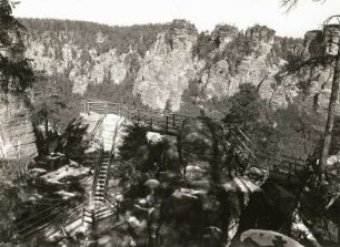 Elbsandsteingebirge. Burg Neurathen, Blick auf den 1934 wieder errichteten Wehr oder Umgang