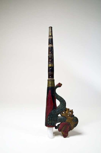 Oboe with conical tube with finger holes (oboe foot)