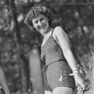 Elisabeth Gremmler im Badeanzug
