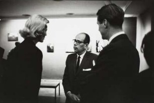 Besucher in der Ausstellung des Fotografen Ernst Haas