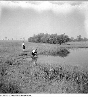 Teilnehmerinnen an einem Teich