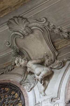 Putto mit Kartusche