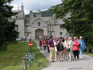Besuchergruppe : Besucher in Balmoral Castle, schottische Sommerresidenz der englischen Königsfamilie, Park für Touristen geöffnet. Aufgenommen im Juni 2005. Foto Uwe Gerig