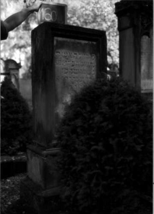 Grabstein 160 (Index: 100109747) Material: Sandstein, Marmorplatte Zustand: leicht verwittert Maße HxBxT: 152x60x30 cm Beschreibung: rechteckige Stele, getreppter Sockel, Schriftplatte: Grabstein 160