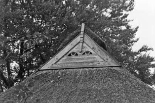 Schulstraße 27: traufständige Fachwerkkate mit Reetdach: östliche Giebelseite, Detailaufnahme: Giebelzier, Eulenlöcher: 21. September 1994