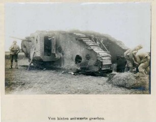 Foto eines in der Schlacht bei Arras erbeuteten englischen Mark-Panzers