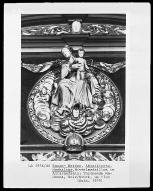 Mittelmedaillon im Altaraufsatz, Thronende Madonna