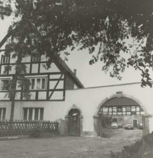Wilsdruff-Kesselsdorf, Hauptstraße 3. Bauernhof (um 1800), Wohnstallhaus und Toranlage