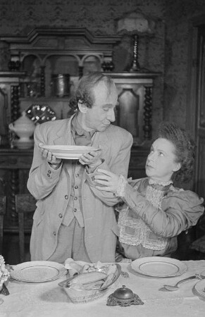 Szenenbilder aus dem Stück "O Wildnis!" von Eugene O'Neill im Schlossparktheater Berlin-Steglitz