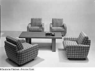 Couchtisch : Vier Sessel und Couchtisch (1974; VEB Möbelkombinat "neuzera" Rathenow)