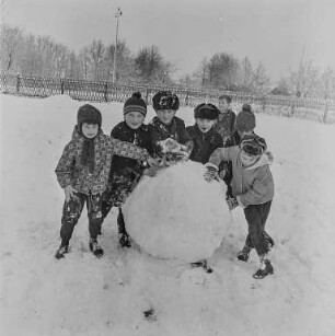 Vogelhochzeit I : Ostro. Kinder spielen im Schnee
