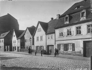Dresden-Pieschen. Moritzburger Straße mit zweigeschossiger Bebauung, teils giebelständige, verputzte Fachwerkgebäude