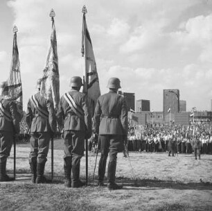 Fahnenabordnung am Tannenberg-Nationaldenkmal : Fahnenabordnung der Reichswehr am Tannenberg-Nationaldenkmal
