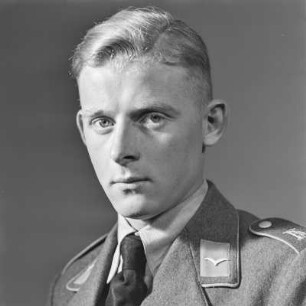 Portrait eines Mannschaftsmitglied der Luftwaffe, wahrscheinlich ein Kanonier, Flieger oder Funker
