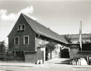 Radebeul, Altkötzschenbroda 17. Bauernhof (bezeichnet 1805). Wohnstallhaus