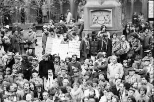 Freiburg: Wahlversammlung auf dem Rathausplatz, am Rednerpult, von oben
