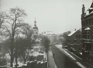 Leutzsch, Hans-Driesch-Straße : Leipzig-Leutzsch. Blick von der Kreuzung Georg-Schwarz-/Rückmarsdorfer Straße nach Nordosten gegen die Dorfkirche im Winter
