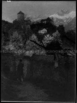 Burg oder Schloss im Gebirge