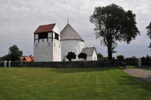 Aakirkeby - Rundkirche und Glockenturm : Die Nylars kirke bei Aakirkeby ist eine von vier romanischen Rundkirchen auf der dänischen Ostseeinsel Bornholm. Aufgenommen am 28. Juli 2010