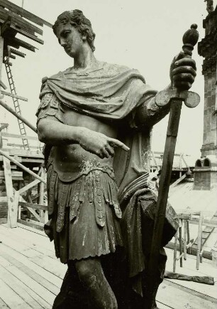 Heiliger Venantius, Hofkirche Dresden : Heiliger Venantius. Balustradenfigur der Hofkirche Dresden. Aufnahme vor bzw. während der Restaurierung durch die Zwingerbauhütte