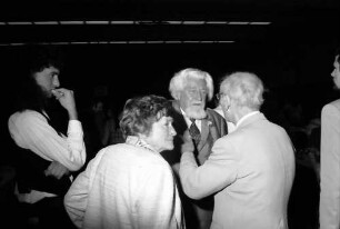 31. Tagung 1981 (29.6.-3.7.) Mediziner; Pressekonferenz: Junger Mann, Frau Cournand, Konrad Lorenz, Andre F. Cournand in Rückansicht
