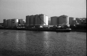 Grenzach, Deutschland: Petroleumtanks am Rhein