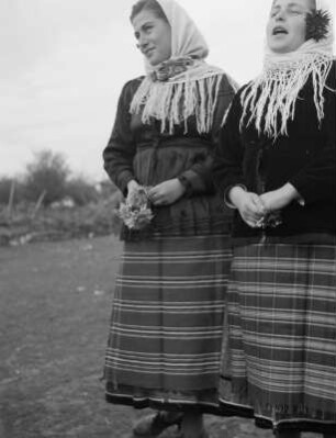 Frauen und Mädchen in Tracht einer bulgarischen Volkstanzgruppe