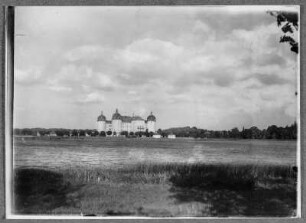 Vorm Schloss Moritzburg