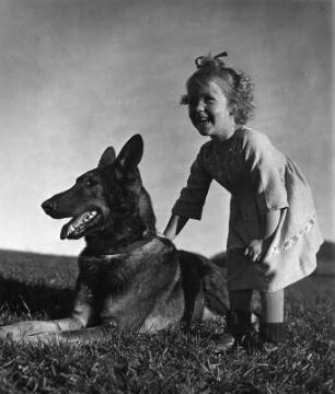 Kinderbilder. Kleines Mädchen mit Schäferhund