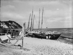 Fischerboote : Fischerboote am Strand, daneben aufgespannte Netze