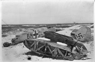 2. Weltkrieg. Sowjetunion, "Kleines Land" bei Noworossisk. Abgeschossenes deutsches Flugzeug (Jagd- und Jagdbombenflugzeug Messerschmitt Bf 110)