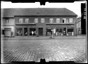 Bernau, Leninstraße (Brauerstraße) 7. Wohnhaus mit Läden. Straßenfront