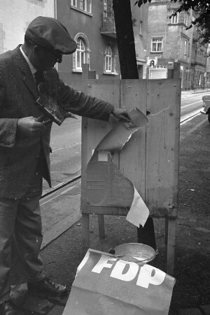 Zerstörung von Wahlplakaten im Bundestagswahlkampf 1965.