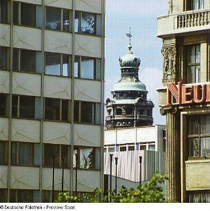 Leipzig-Zentrum, Turm des Neuen Rathauses. Blick durch eine Bebauungslücke