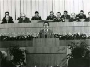 Egon Krenz spricht auf einer Delegiertenkonferenz im Ministerium des Innern