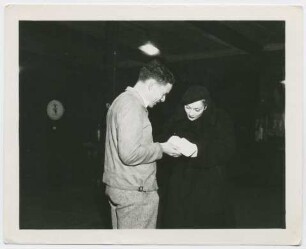 Marlene Dietrich gibt ein Autogramm (Los Angeles, Januar 1933) (Archivtitel)