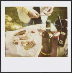 Vorbereiten von Speisen beim Grillen im Garten auf Schloss Mahlberg