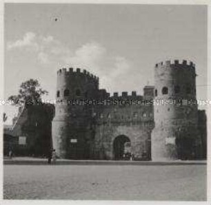 Rom, Stadttor Porta San Paolo in der Aurelianischen Mauer