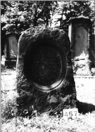 Grabstein 457 (Index: 99629958) Material: behauener Felsen Zustand: Platte fehlt Maße HxBxT: 108x72x50 cm Beschreibung: Stele, ovales Schriftfeld eingetieft: Grabstein 457