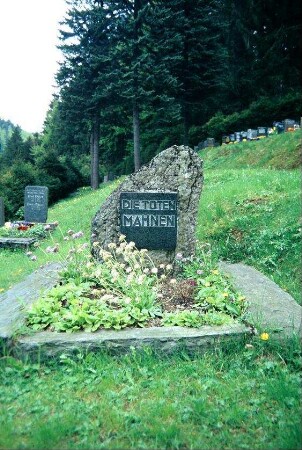 denkmalgeschützte Grabstätte auf dem Friedhof für zwei in der Nähe getötete KZ-Häftlinge
