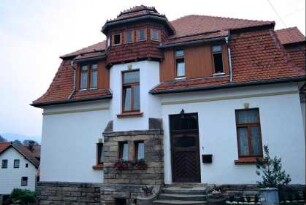 neues Pfarrhaus mit Mansardwalmdach und Turm