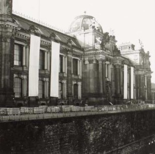 Kunstakademie : Kunstakademie mit weißen Tüchern und umhüllten Plastiken